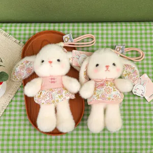 Adorable pendentif lapin en peluche avec robe florale chinoise, doudou lapin doux et mignon.