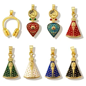 Detaillierte Ansicht bunter Emaillierter Metallanhänger mit Herz und Kegelformen für DIY Schmuck.