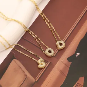 Nahaufnahme glänzender Strass-Buchstaben-Halsketten, vielseitiger und schicker DIY-Schmuck.