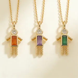 Detalle en primer plano de colgantes de robot dorados con piedras coloridas y circonitas brillantes.