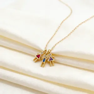 Primer plano de collar con colgante de piedra natal infantil bañado en oro y circonitas.
