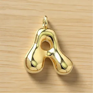 Detalle de dije de letra A inflada en oro, dije de inicial de metal brillante para joyería.