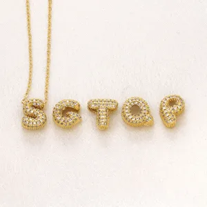 Nahaufnahme der goldenen Buchstaben-Halskette mit glitzernden Strasssteinen DIY Schmuck.