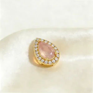 Prachtig waterdruppel hanger detail, roze steen met kristallen halo, mooi verguld sieraad.