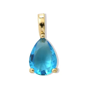 Vista dettagliata del ciondolo dorato con pietra natale blu a forma di pera, elegante gioiello.