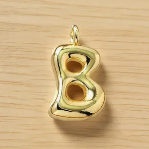 Vista detallada de un colgante con letra B dorada y abultada, abalorio inicial brillante y elegante.