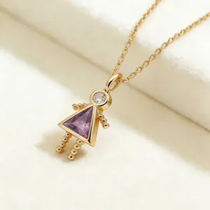 Exquisito collar con colgante de niña chapado en oro con piedra circonita morada.