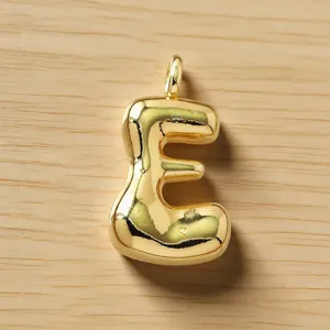 Colgante de burbuja letra E de oro vista cercana con textura metálica brillante y diseño tierno.