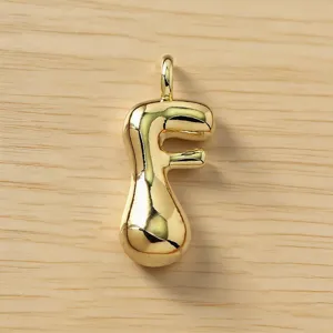Colgante con letra F dorada inflada detalle primer plano, lindo dijes de burbuja 3D joya.