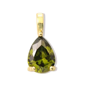 Dettaglio squisito del ciondolo in pietra preziosa verde pera placcato in oro elegante.