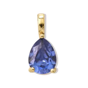 Dettaglio pendente placcato oro con pietra preziosa blu a goccia di raffinata fattura.
