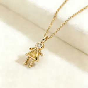 Colgante de collar de niña chapado en oro con circonita cúbica amarilla brillante.