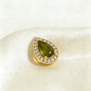 Prachtige perenvormige groene edelsteen halo hanger ketting in verguld goud chic elegant.