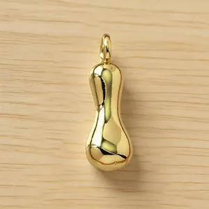 Colgante de burbuja de metal dorado detalle, acabado pulido, diseño de joyería bonito.