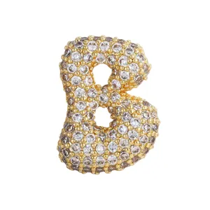 Primo piano dettagliato del ciondolo con lettera B in zircone, dettaglio di gioielli brillanti.