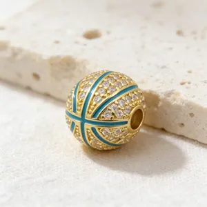 Pendentif ballon de basket plaqué or avec oxydes de zirconium et émail bleu pour DIY.