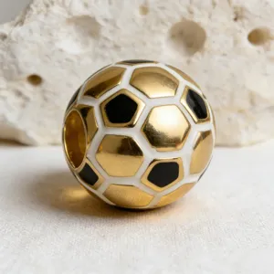Perle charm ballon de football plaquée or, pendentif de sport émaillé pour bijoux DIY.