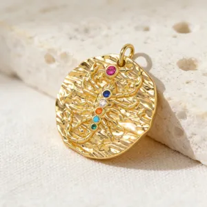 Primo piano ciondolo zodiaco oro, ciondolo rotondo tacciato con pietre zircone cubico colorate.