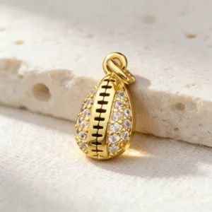 Pendentif ballon de rugby plaqué or avec zircone, gros plan détaillé pour bijoux DIY.