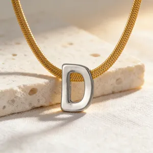 Goldene Fischgrätkette mit silbernem D-Anhänger, minimalistische Edelstahl Halskette.