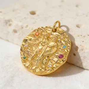 Ciondolo medaglia segno zodiacale Gemelli dorato con zirconi colorati e dettagli di stelle.