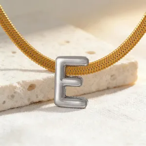 Silberner Buchstabe E Anhänger mit goldener Schlangenkette, minimalistischer Schmuck.