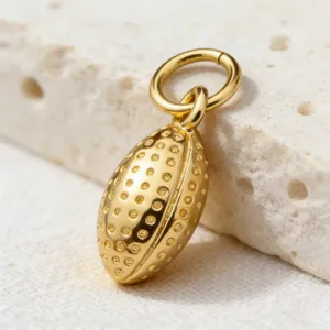 Pendentif en métal ballon de rugby plaqué or gros plan pour accessoires de bijoux DIY