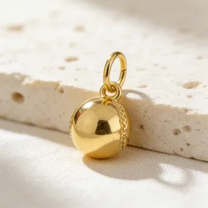Détail du pendentif boule de sport doré, charm 3D exquis pour les accessoires de bijoux.