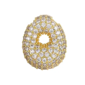 Primo piano dettagliato dello splendido ciondolo dorato pavé di luminosi zirconi lucidi.