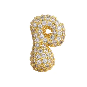 Ciondolo lettera zircone pavé oro hip-hop vista dettagliata per collana di moda.