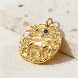 Ciondolo zodiacale Toro placcato oro con pietre zircone colorate, ideale per collana fai da te.