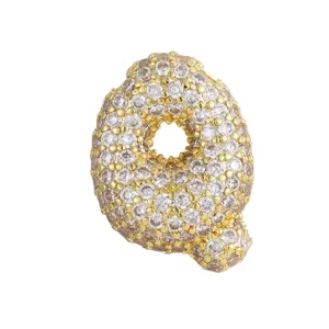 Primo piano del ciondolo con lettera Q pavé di pietre di zircone scintillanti per collana.