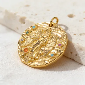 Primo piano del ciondolo angelo celestiale placcato oro con pietre di zircone colorate scintillanti.