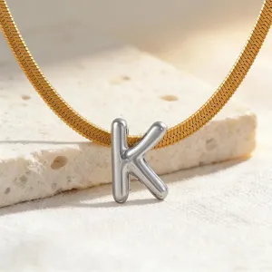 Detailansicht einer glatten Titanstahl Schlangenkette mit silbernem Buchstaben K Anhänger.