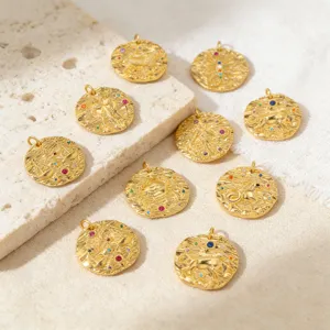 Ciondoli zodiacali dorati con zirconi colorati per accessori di creazione di gioielli fai da te.