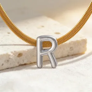 Detailansicht der Titanstahl Schlangenkette Halskette mit stilvollem 3D Buchstaben R Anhänger.