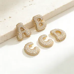 Ciondoli con lettere iniziali in strass, ciondoli con alfabeto pavé in oro grosso.