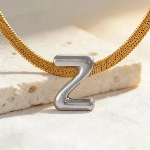 Edelstahl Initialen Z Anhänger Halskette kombiniert mit einer goldenen Schlangenkette.