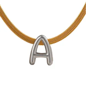 Goldene Schlangenkette mit silbernem Buchstabe A Anhänger, minimalistischer Damenschmuck.