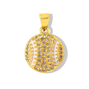 Primo piano dettagliato del ciondolo da baseball dorato con cristalli brillanti e smalto bianco.