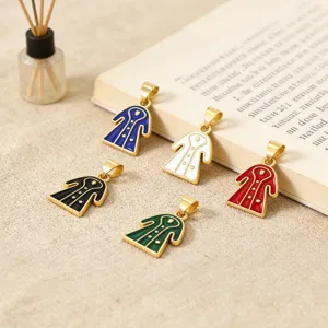Set ciondoli cappotto smaltati oro, charm per gioielli trench miniatura colorati.
