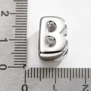 Pendentif lettre B en métal argenté vue détaillée, idéal pour bracelets et colliers DIY.
