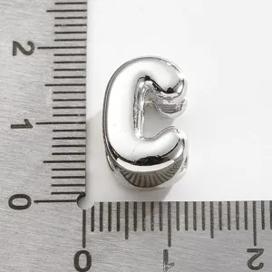 Perle en métal lettre C détail, accessoire de fabrication de bijoux DIY et composant de pendentif.