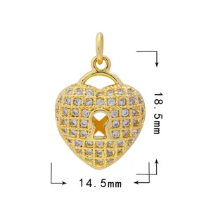 Dettaglio ravvicinato del ciondolo a lucchetto a cuore in zircone con dimensioni.