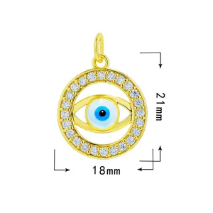 Detalle de colgante de mal de ojo chapado en oro, circonitas y acabado de esmalte azul.