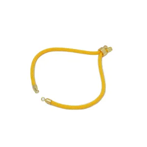 Primo piano dettagliato di un cordino per braccialetto fai da te in nylon giallo.