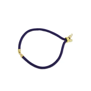 Vista dettagliata del bracciale intrecciato in nylon viola fatto a mano con cursore dorato.
