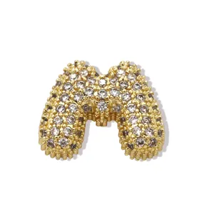 Nahaufnahme des funkelnden Strass Gold Buchstaben Anhängers, perfekt für individuelle Ketten.