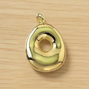 Colgante de letra abullonada dorada para joyería DIY, bonito abalorio de inicial redonda.