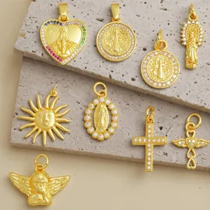 Amuletos de joyería DIY con circonita micro pavé, cruz corazón y medalla de santo para collares.